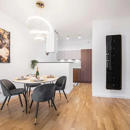Apartament Amber Centrum Z Basenem דירה